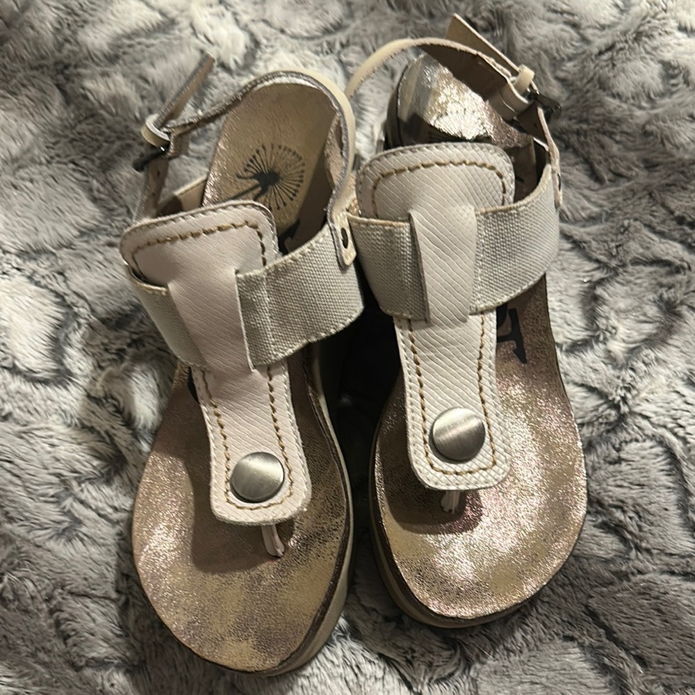 OTBT Women's Platform Sandals in White and Gold size 6